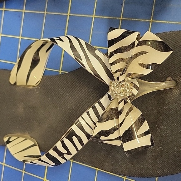 Zebra Plastic w Rhinestone Accent Black Rubber Bottom Flip Flops Sandals Size XL - Picture 2 of 7